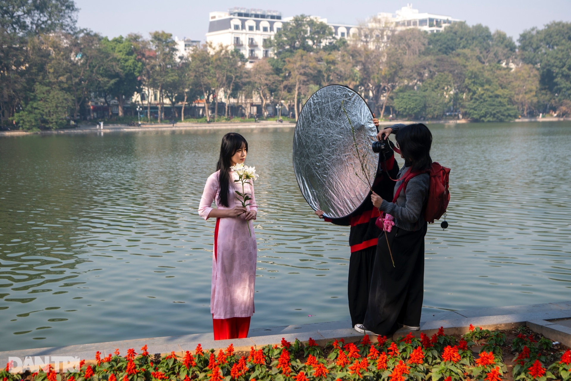 Hà Nội rét 10 độ C, các nàng thơ dậy từ 4h diện áo váy chụp ảnh ở hồ Gươm - 8 Hà Nội rét 10 độ C, các nàng thơ dậy từ 4h diện áo váy chụp ảnh ở hồ Gươm - 8