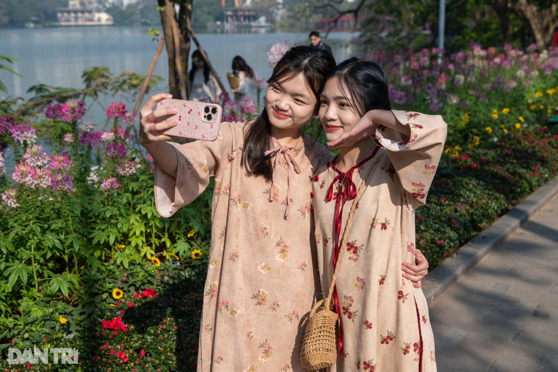 Hà Nội rét 10 độ C, các nàng thơ dậy từ 4h diện áo váy chụp ảnh ở hồ Gươm - 5 Hà Nội rét 10 độ C, các nàng thơ dậy từ 4h diện áo váy chụp ảnh ở hồ Gươm - 5