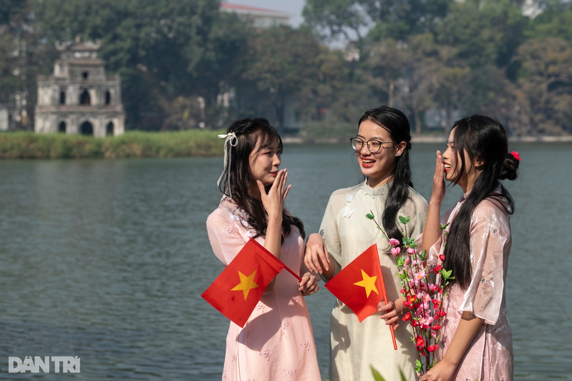 Hà Nội rét 10 độ C, các nàng thơ dậy từ 4h diện áo váy chụp ảnh ở hồ Gươm - 4 Hà Nội rét 10 độ C, các nàng thơ dậy từ 4h diện áo váy chụp ảnh ở hồ Gươm - 4
