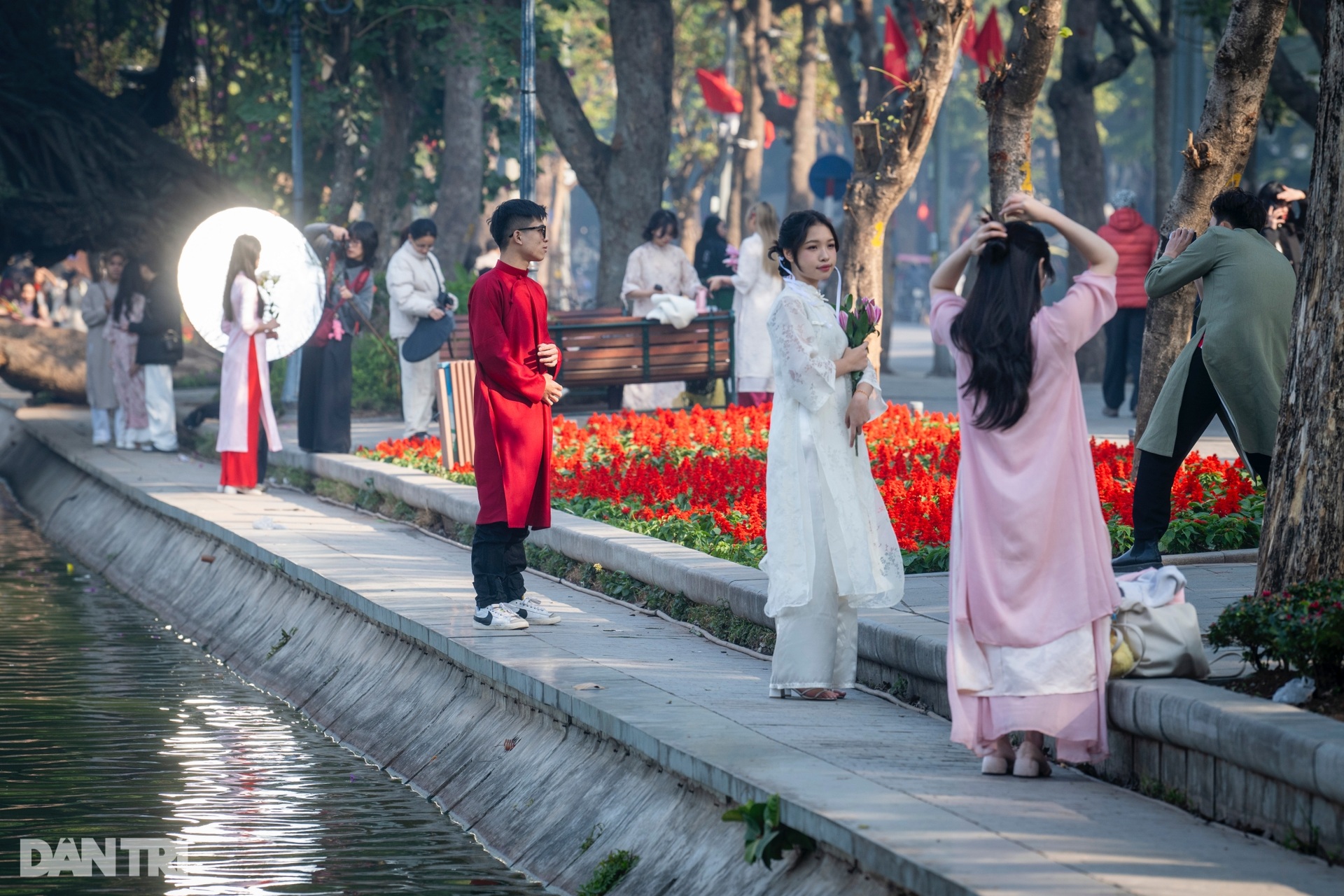 Hà Nội rét 10 độ C, các nàng thơ dậy từ 4h diện áo váy chụp ảnh ở hồ Gươm - 2 Hà Nội rét 10 độ C, các nàng thơ dậy từ 4h diện áo váy chụp ảnh ở hồ Gươm - 2