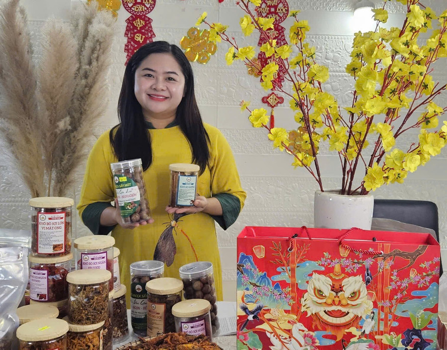 Bà Trần Thị Bé-Giám đốc công ty TNHH một thành viên Trần Lâm Gia Phát vui mừng khi số lượng đơn hàng tăng gấp đôi so với năm trước. Ảnh: Đồng Lai chi-tran-thi-be-giam-doc-cong-ty-tnhh-mot-thanh-vien-tran-lam-gia-phat-rat-hao-hung-khi-so-luong-don-hang-tang-gap-doi-so-voi-nam-truoc-anh-dong-lai.jpg