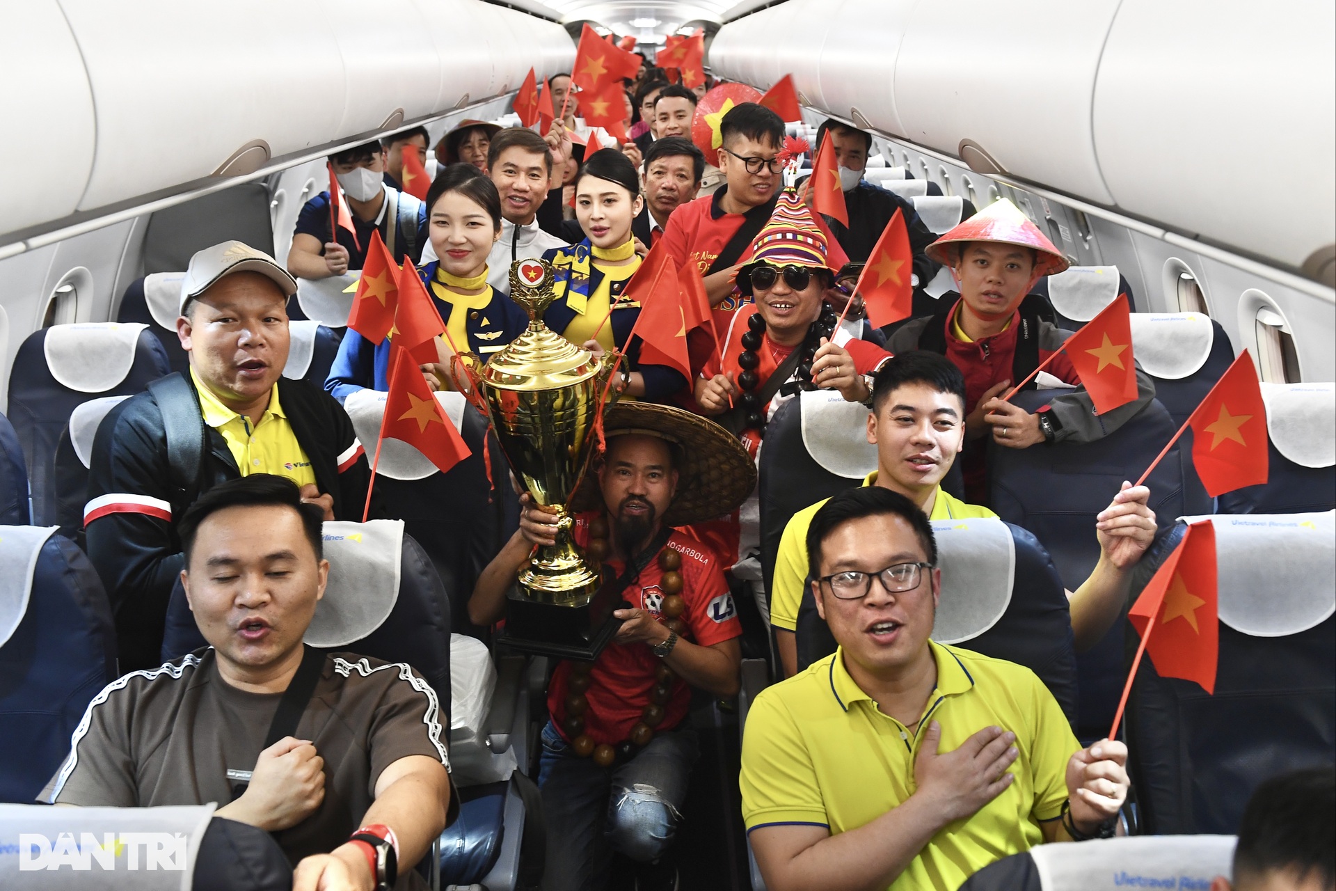 Hàng trăm cổ động viên bay sang Thái Lan tiếp lửa đội tuyển Việt Nam - 9 Hàng trăm cổ động viên bay sang Thái Lan tiếp lửa đội tuyển Việt Nam - 9