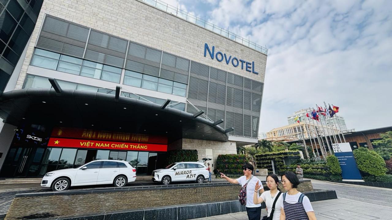 Du khách hào hứng đến các Sun World mừng chiến thắng của đội tuyển Việt Nam Du khách hào hứng đến các Sun World mừng chiến thắng của đội tuyển Việt Nam