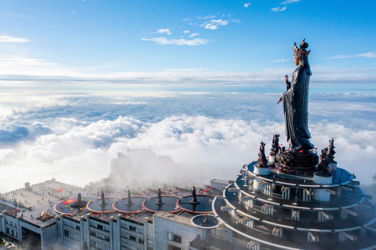 Du khách hào hứng đến các Sun World mừng chiến thắng của đội tuyển Việt Nam Du khách hào hứng đến các Sun World mừng chiến thắng của đội tuyển Việt Nam