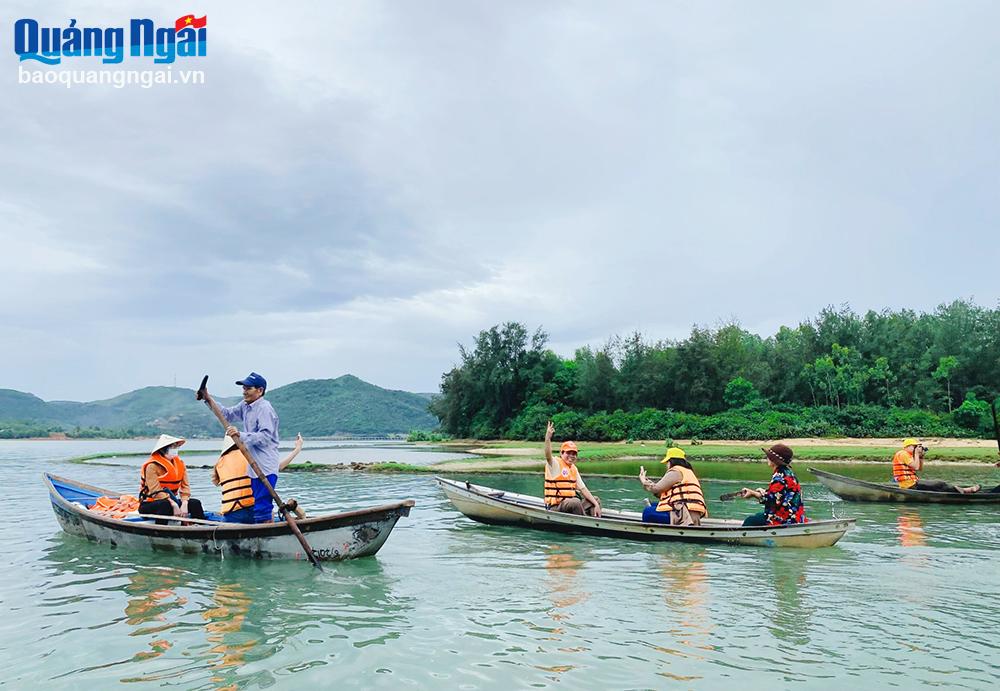 Du khách đi thuyền thưởng ngoạn cảnh đẹp đầm An Khê. Ảnh: TP
