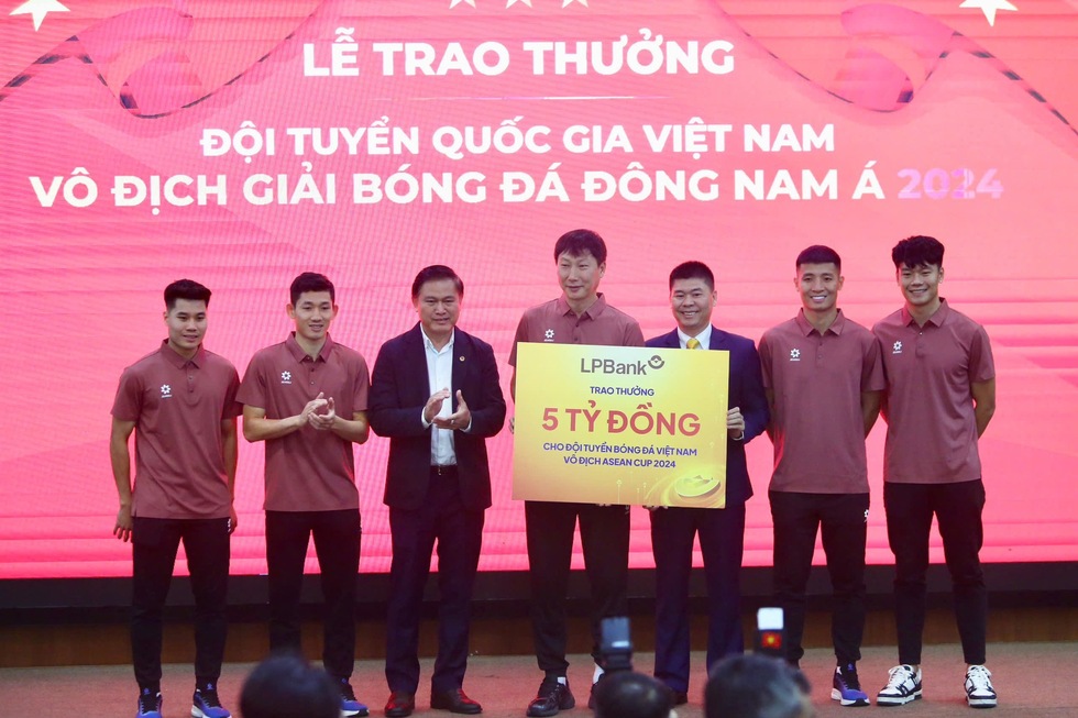 VFF thưởng khủng cho đội tuyển Việt Nam, tổng số tiền nhà vô địch được nhận cực nhiều! - Ảnh 3. VFF thưởng khủng cho đội tuyển Việt Nam, tổng số tiền nhà vô địch được nhận cực nhiều! - Ảnh 3.