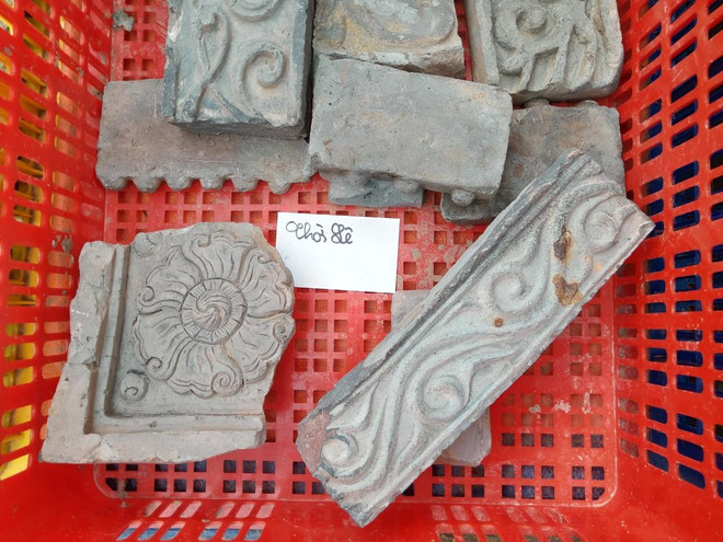 Mảnh hiện vật từ đời Lê có hoa văn rõ nét. (Ảnh: Minh Thu/Vietnam+) Công bố nhiều phát hiện khảo cổ quan trọng ở Hoàng thành Thăng Long ảnh 2