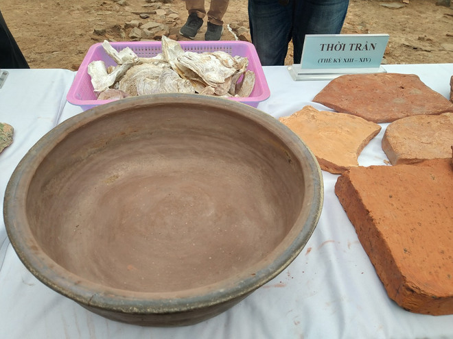 Chiếc chậu thời Trần còn nguyên vẹn. (Ảnh: Minh Thu/Vietnam+) Công bố nhiều phát hiện khảo cổ quan trọng ở Hoàng thành Thăng Long ảnh 14
