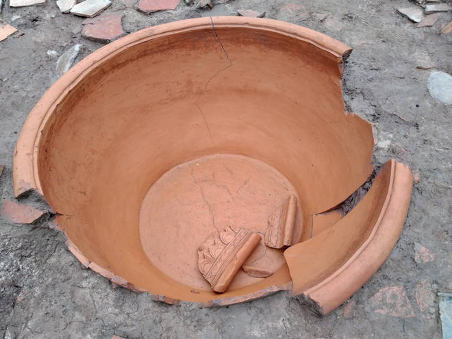 Chậu đất nung đường kính 1,2m, lớn nhất từ trước đến nay thuộc thời Trần. (Ảnh: Minh Thu/Vietnam+) Công bố nhiều phát hiện khảo cổ quan trọng ở Hoàng thành Thăng Long ảnh 7