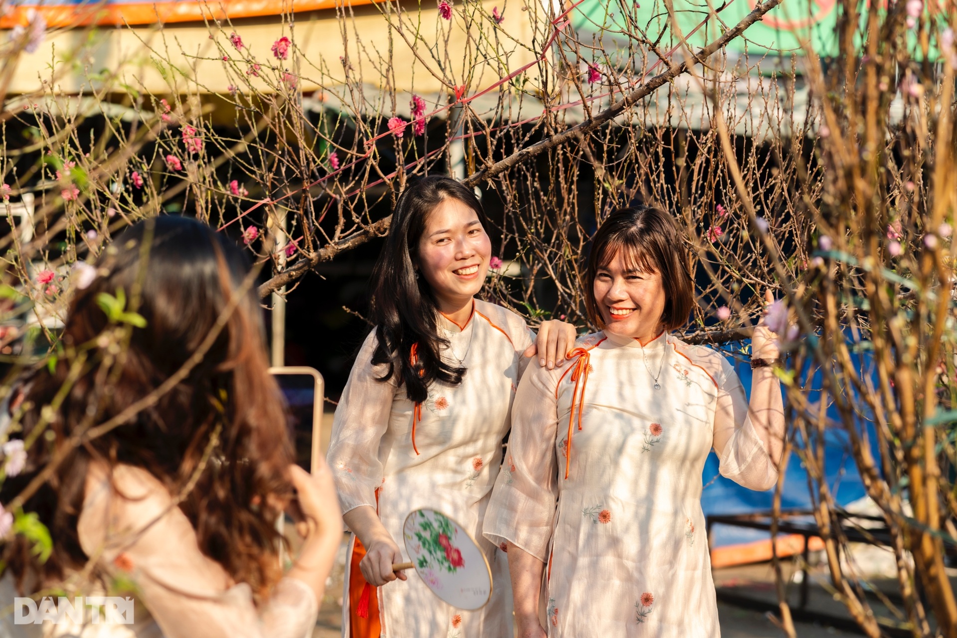 Khách Tây thích thú tận hưởng không khí Tết Nguyên đán ở Hà Nội - 8 Khách Tây thích thú tận hưởng không khí Tết Nguyên đán ở Hà Nội - 8