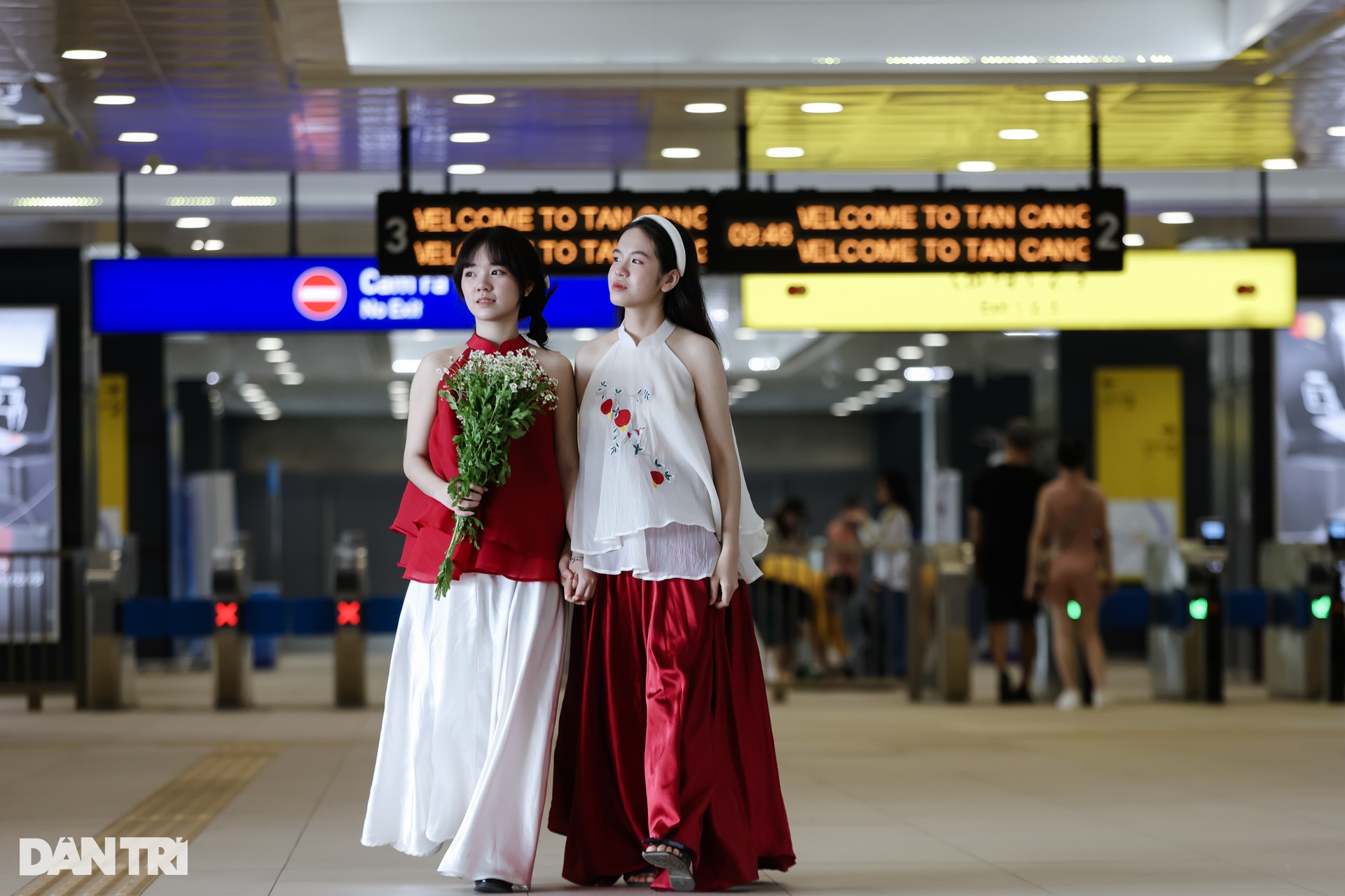 Giới trẻ diện áo dài đi Metro số 1 trong ngày miễn phí vé cuối cùng - 9 Giới trẻ diện áo dài đi Metro số 1 trong ngày miễn phí vé cuối cùng - 9