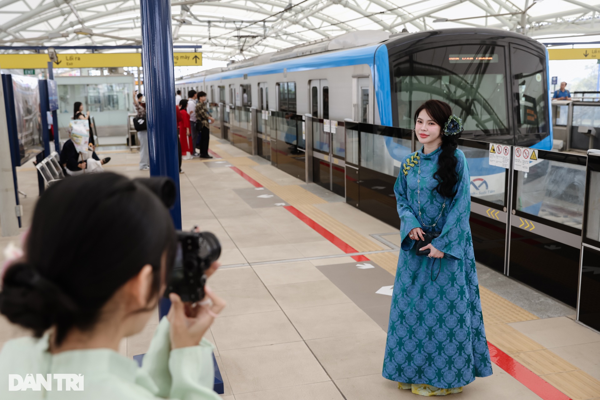 Giới trẻ diện áo dài đi Metro số 1 trong ngày miễn phí vé cuối cùng - 8 Giới trẻ diện áo dài đi Metro số 1 trong ngày miễn phí vé cuối cùng - 8