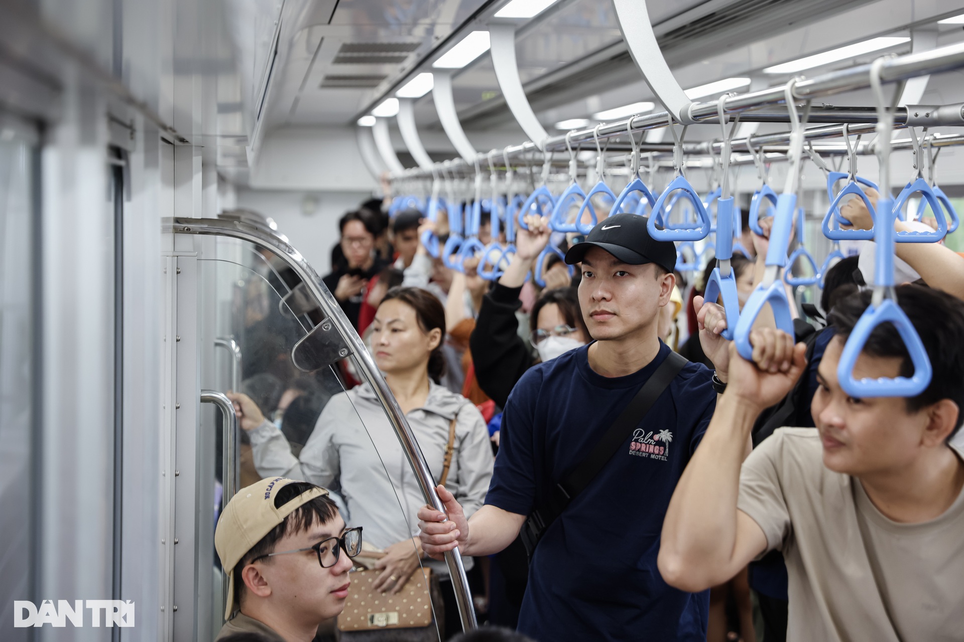Giới trẻ diện áo dài đi Metro số 1 trong ngày miễn phí vé cuối cùng - 3 Giới trẻ diện áo dài đi Metro số 1 trong ngày miễn phí vé cuối cùng - 3