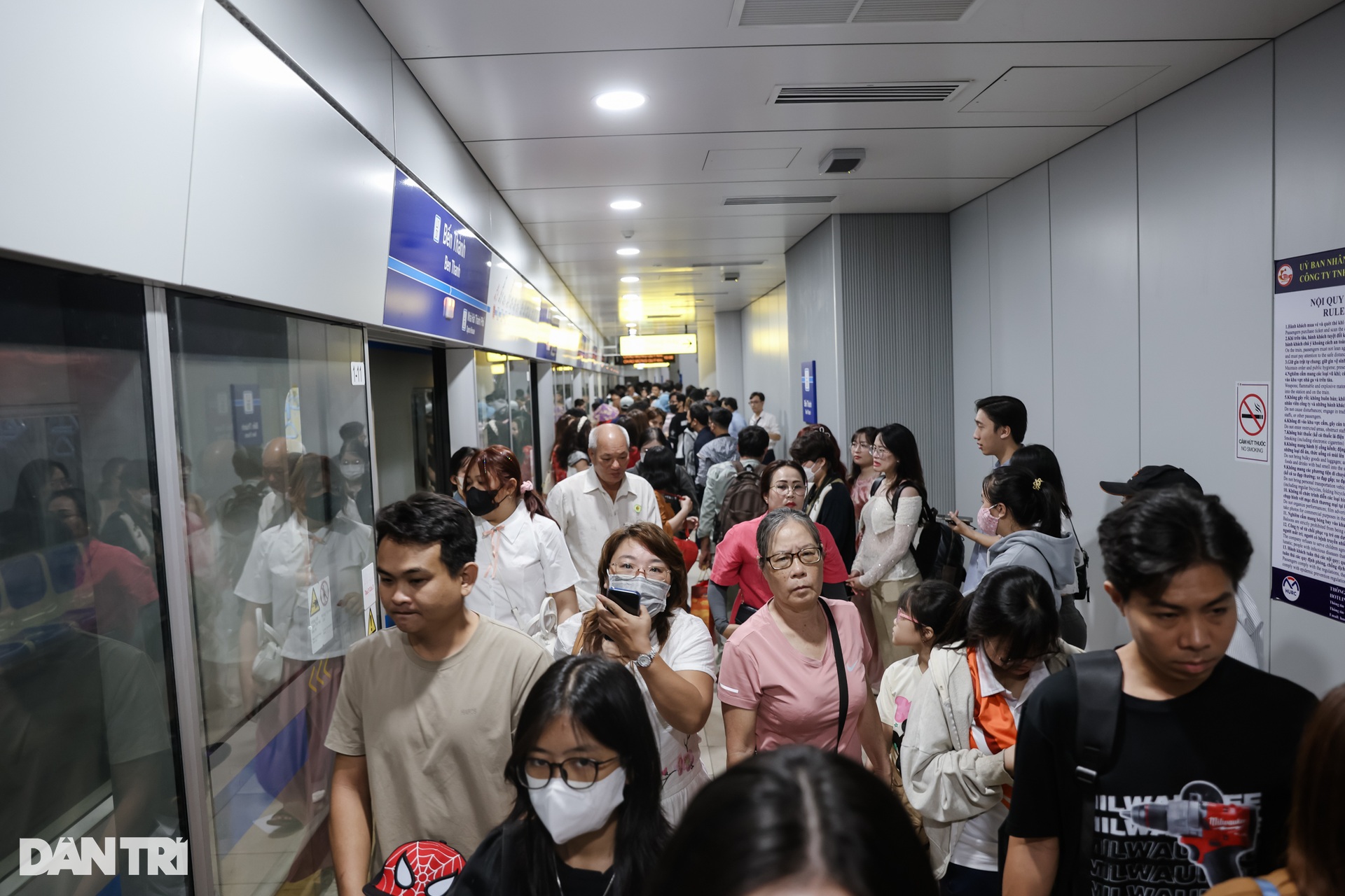 Giới trẻ diện áo dài đi Metro số 1 trong ngày miễn phí vé cuối cùng - 2 Giới trẻ diện áo dài đi Metro số 1 trong ngày miễn phí vé cuối cùng - 2