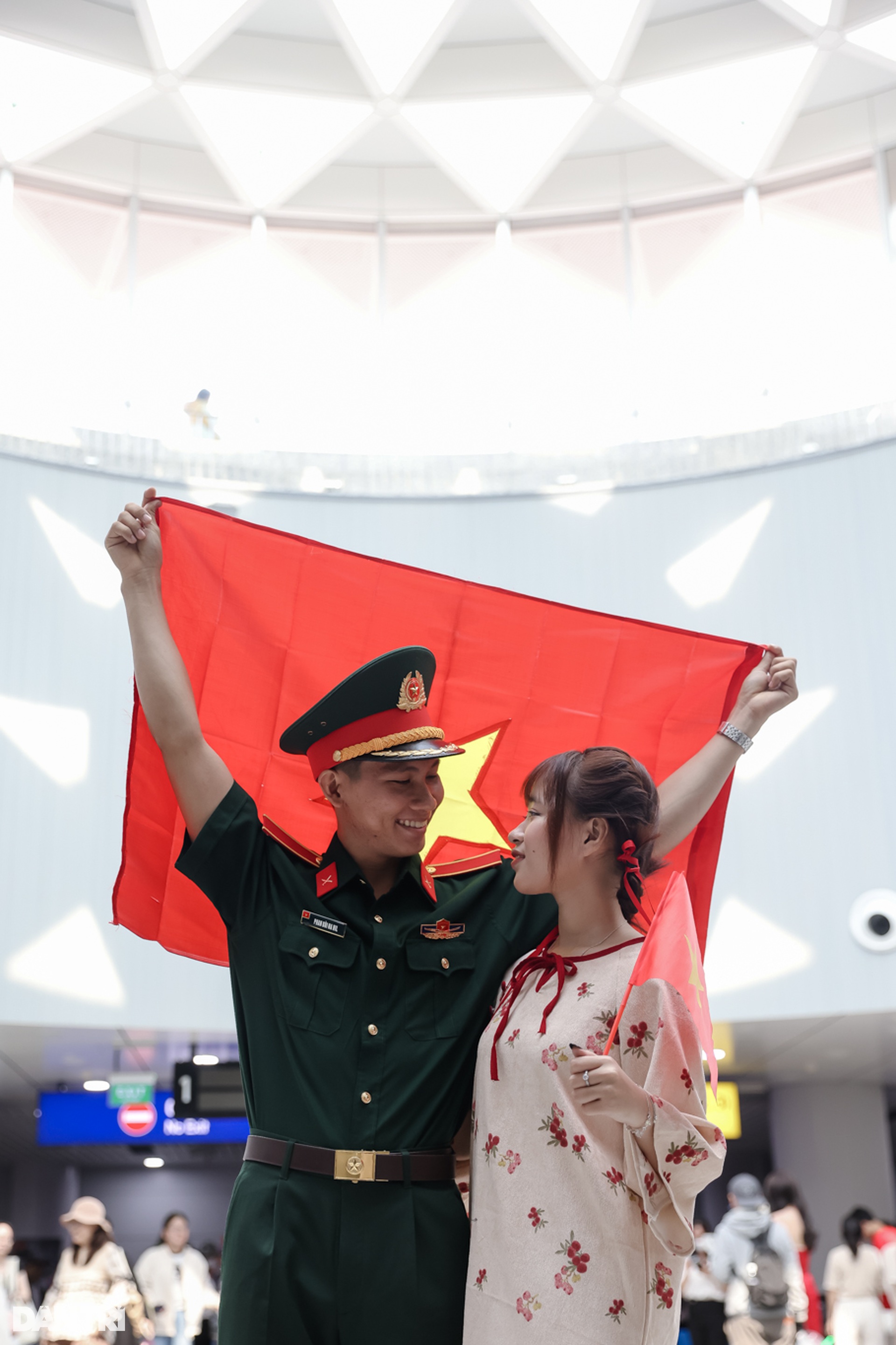 Giới trẻ diện áo dài đi Metro số 1 trong ngày miễn phí vé cuối cùng - 10 Giới trẻ diện áo dài đi Metro số 1 trong ngày miễn phí vé cuối cùng - 10