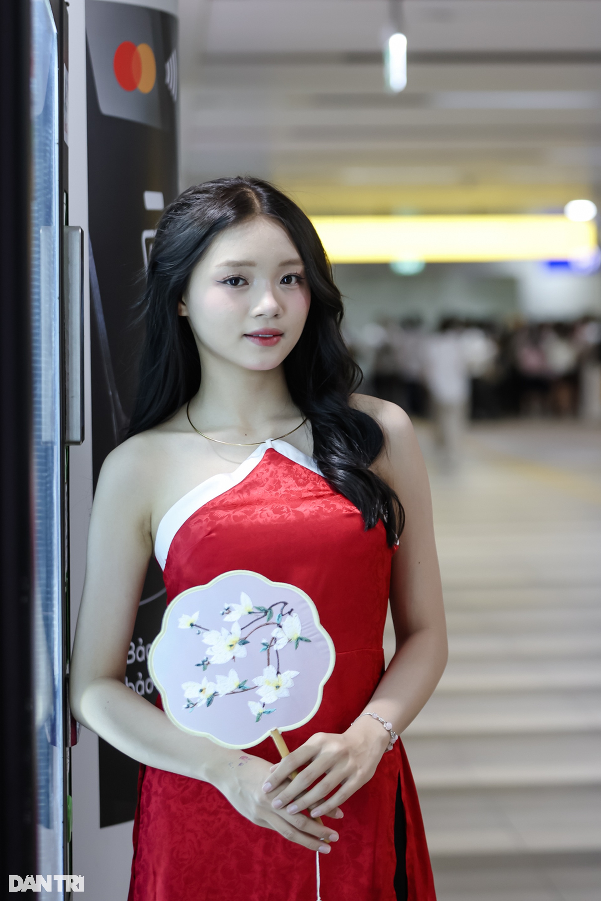 Giới trẻ diện áo dài đi Metro số 1 trong ngày miễn phí vé cuối cùng - 12 Giới trẻ diện áo dài đi Metro số 1 trong ngày miễn phí vé cuối cùng - 12