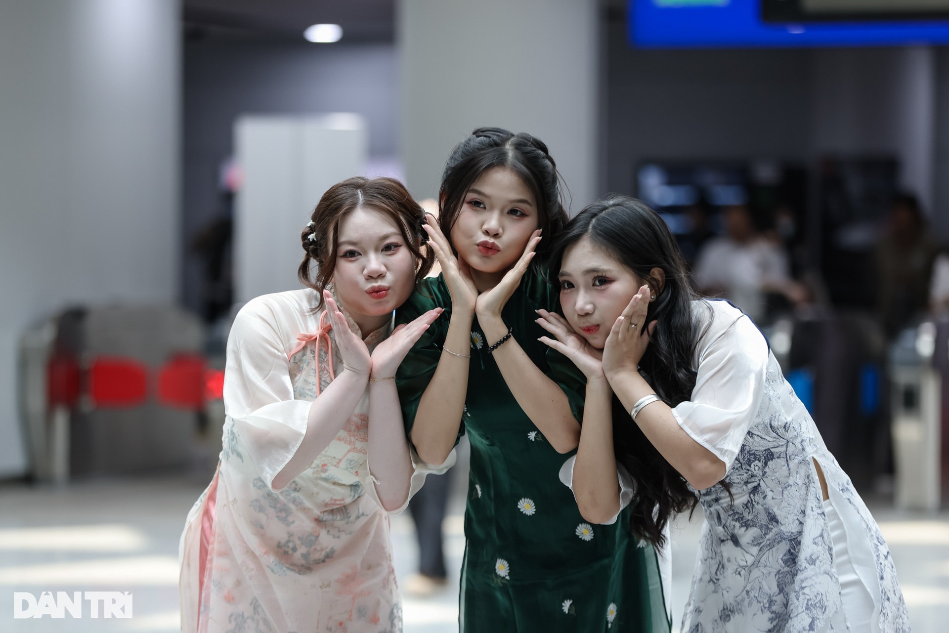Giới trẻ diện áo dài đi Metro số 1 trong ngày miễn phí vé cuối cùng - 13 Giới trẻ diện áo dài đi Metro số 1 trong ngày miễn phí vé cuối cùng - 13