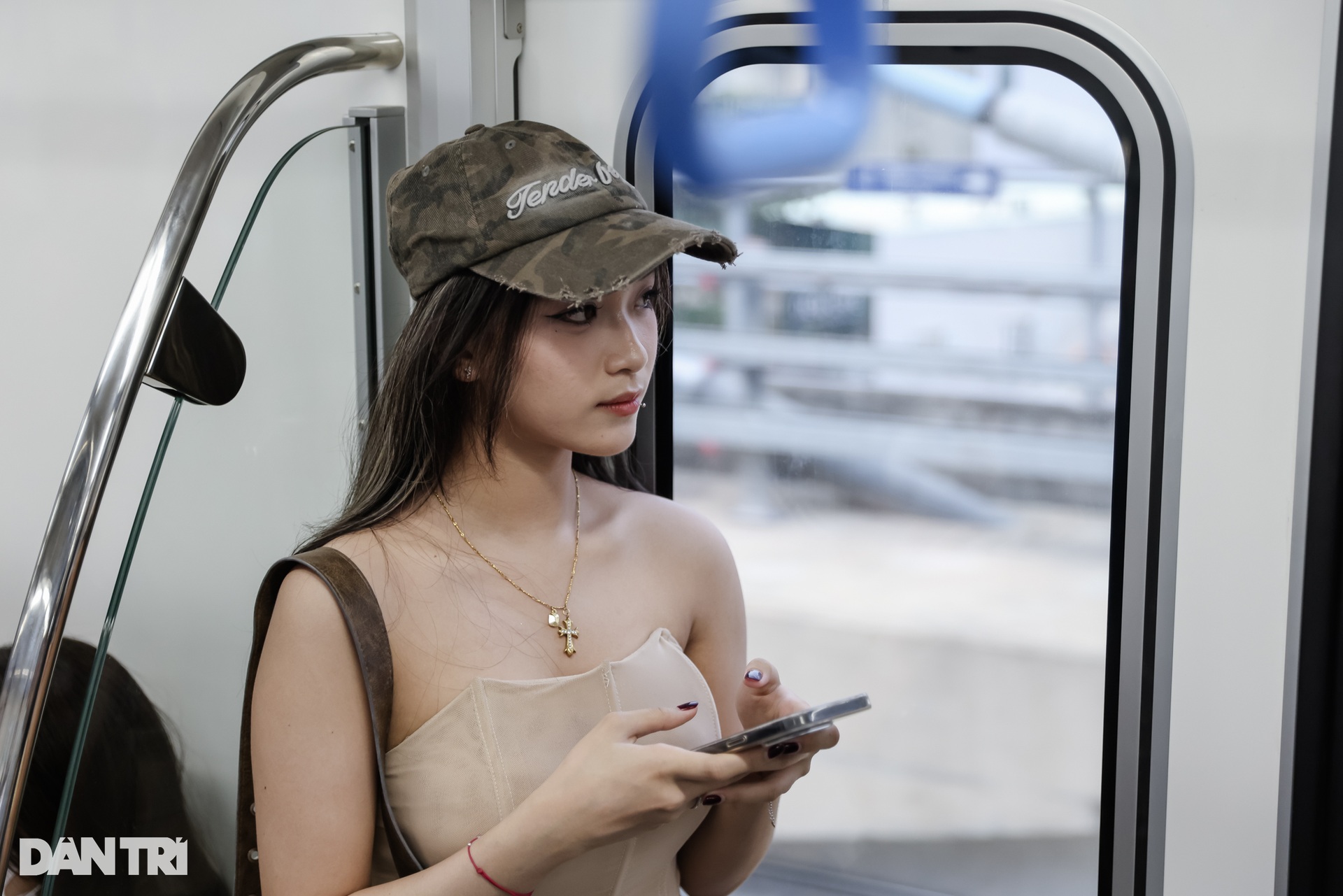 Giới trẻ diện áo dài đi Metro số 1 trong ngày miễn phí vé cuối cùng - 5 Giới trẻ diện áo dài đi Metro số 1 trong ngày miễn phí vé cuối cùng - 5