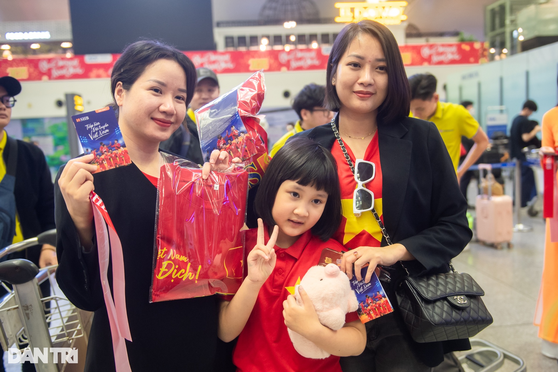 Hàng trăm cổ động viên bay sang Thái Lan tiếp lửa đội tuyển Việt Nam - 5 Hàng trăm cổ động viên bay sang Thái Lan tiếp lửa đội tuyển Việt Nam - 5