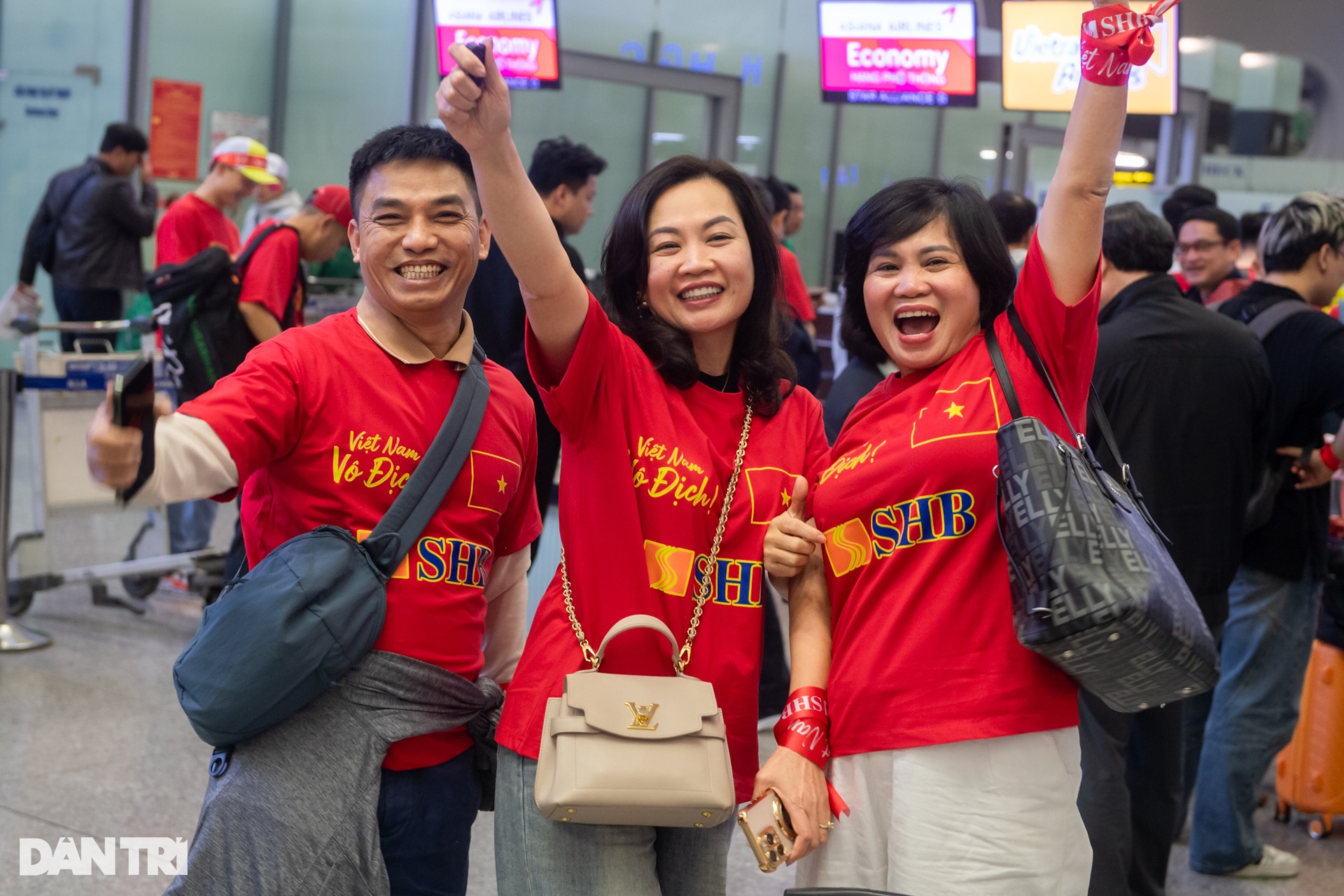 Hàng trăm cổ động viên bay sang Thái Lan tiếp lửa đội tuyển Việt Nam - 6 Hàng trăm cổ động viên bay sang Thái Lan tiếp lửa đội tuyển Việt Nam - 6
