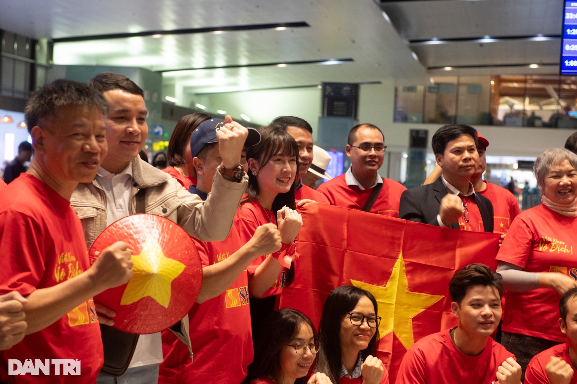 Hàng trăm cổ động viên bay sang Thái Lan tiếp lửa đội tuyển Việt Nam - 7 Hàng trăm cổ động viên bay sang Thái Lan tiếp lửa đội tuyển Việt Nam - 7