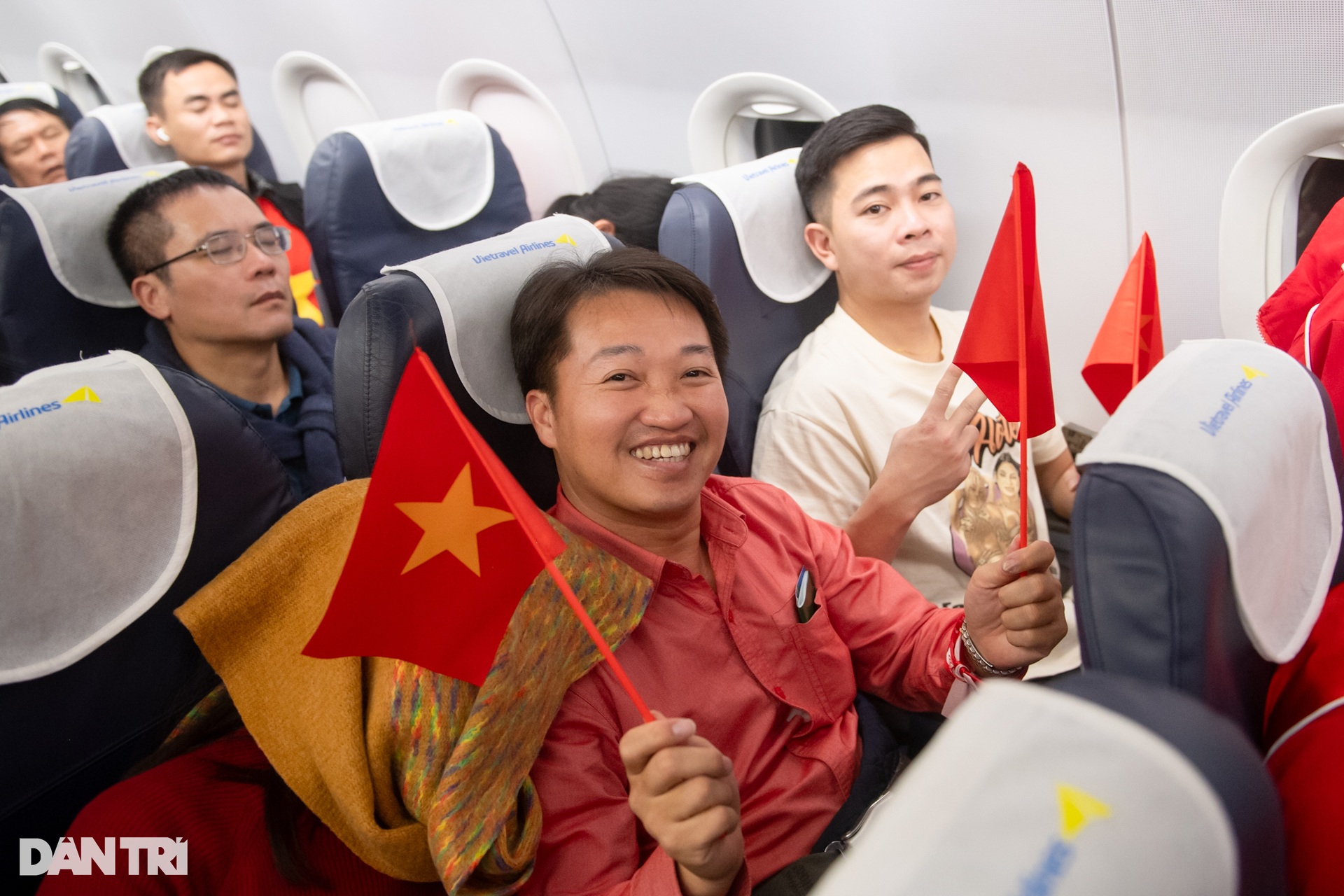 Hàng trăm cổ động viên bay sang Thái Lan tiếp lửa đội tuyển Việt Nam - 10 Hàng trăm cổ động viên bay sang Thái Lan tiếp lửa đội tuyển Việt Nam - 10