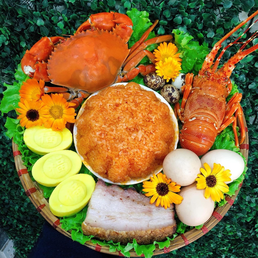 Mâm cúng Thần Tài tiền triệu ngập tôm hùm, cua khủng, người bán cháy hàng - 1 Mâm cúng Thần Tài tiền triệu ngập tôm hùm, cua khủng, người bán cháy hàng - 1