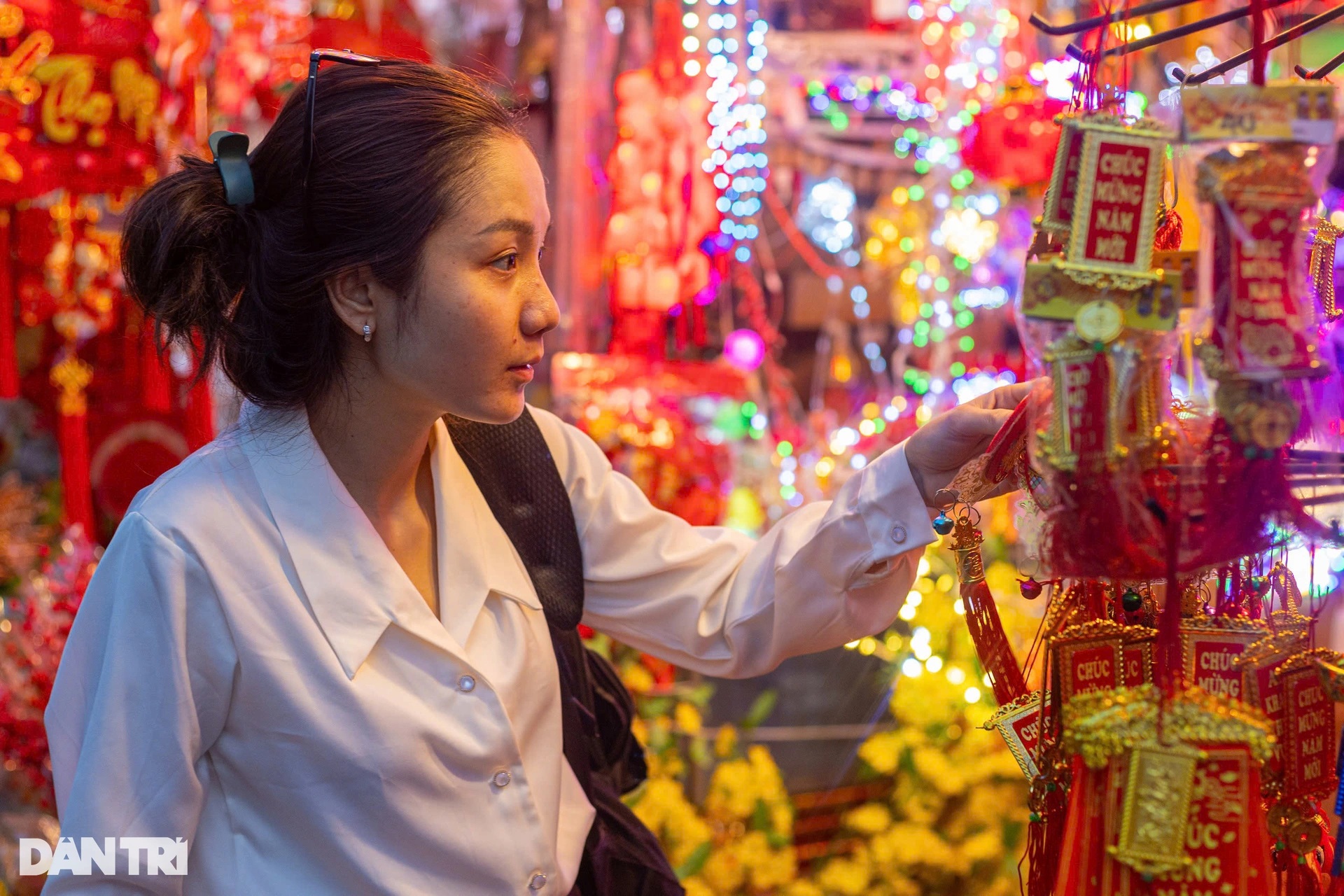 Thủ phủ đồ Tết TPHCM rực rỡ sắc đỏ trước thềm Tết Nguyên đán 2025 - 12 Thủ phủ đồ Tết TPHCM rực rỡ sắc đỏ trước thềm Tết Nguyên đán 2025 - 12