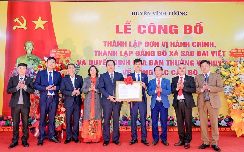 Lễ công bố thành lập đơn vị hành chính và Đảng bộ xã Sao Đại Việt (trên cơ sở sáp nhập 3 xã Bồ Sao - Cao Đại - Việt Xuân), huyện Vĩnh Tường. Ảnh: Lương Giang.