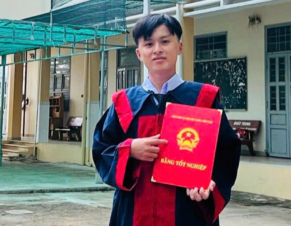 Cậu học trò mang cái tên quá đau thương trở thành thủ khoa đại học - 2 Cậu học trò mang cái tên quá đau thương trở thành thủ khoa đại học - 2