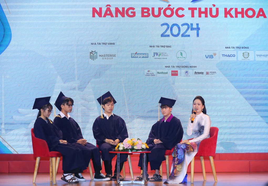 Cậu học trò mang cái tên quá đau thương trở thành thủ khoa đại học - 1 Cậu học trò mang cái tên quá đau thương trở thành thủ khoa đại học - 1