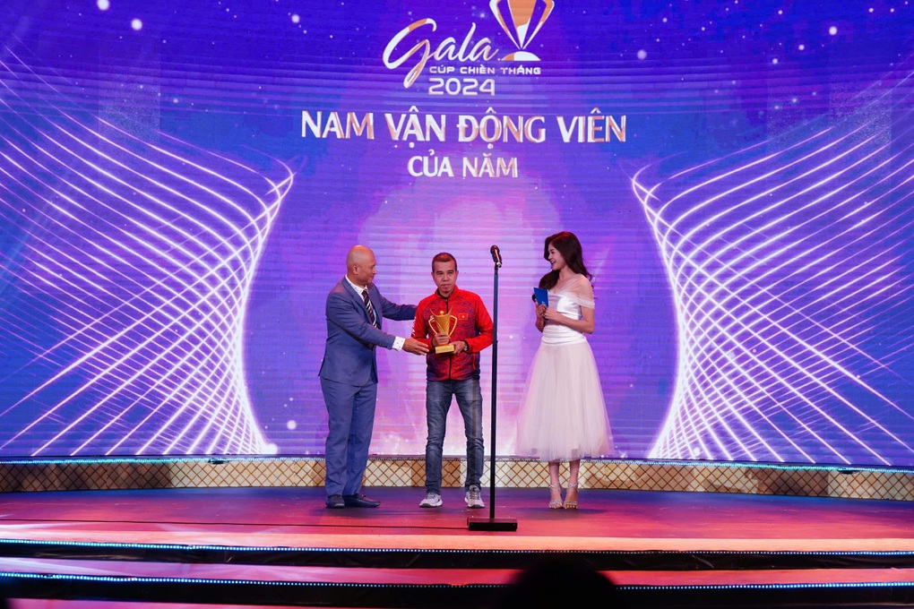 Khoảnh khắc Xuân Son ăn mừng được vinh danh ở Cúp Chiến thắng 2024 - 2 Khoảnh khắc Xuân Son ăn mừng được vinh danh ở Cúp Chiến thắng 2024 - 2