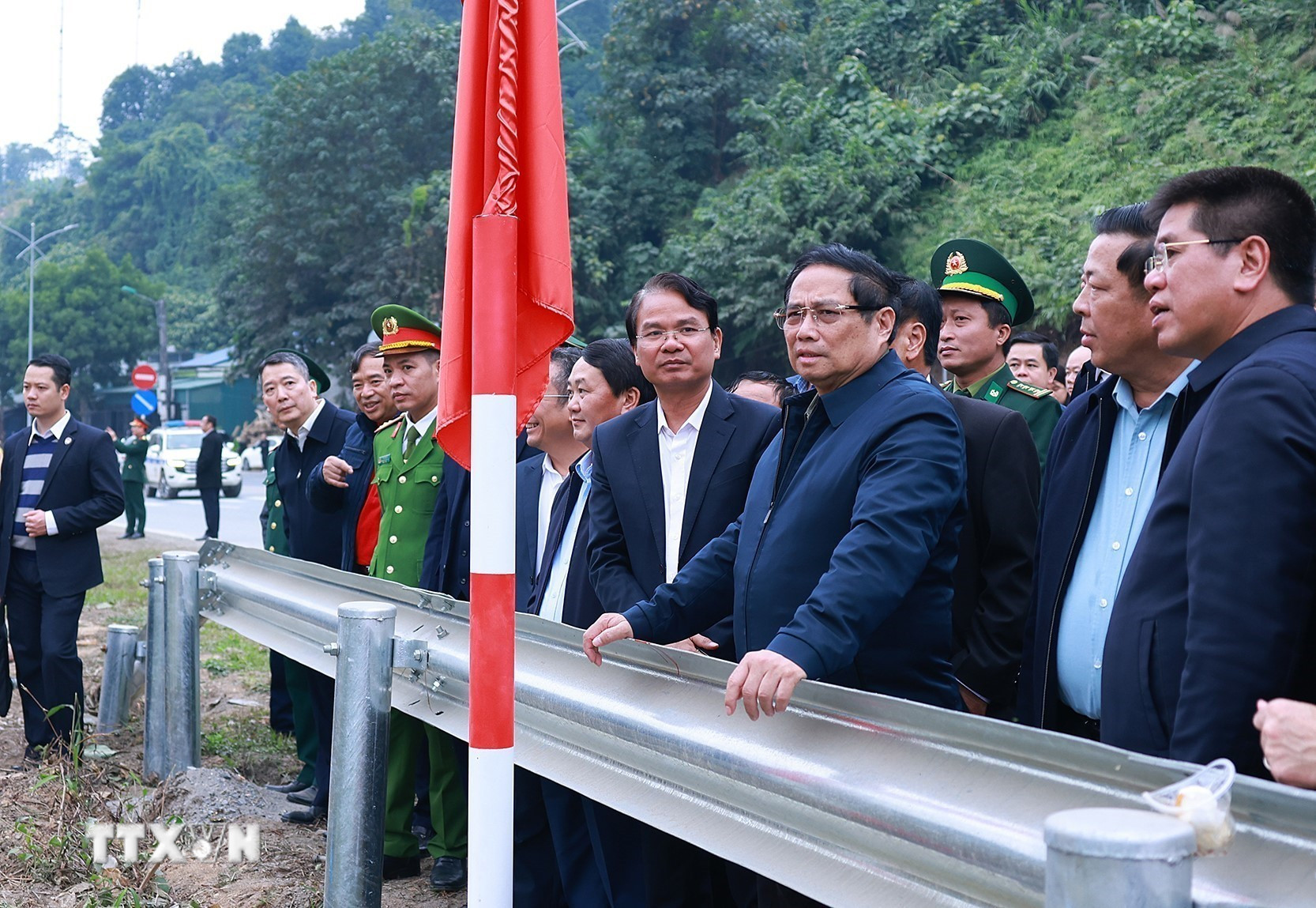 Thủ tướng Phạm Minh Chính khảo sát dự án đường sắt Lào Cai-Hà Nội-Hải Phòng, đoạn qua tỉnh Lào Cai. (Ảnh: Dương Giang/TTXVN) ttxvn-pham-minh-chinh-1.jpg