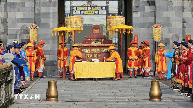 Tái hiện Lễ Ban sóc triều Nguyễn tại Ngọ Môn Huế. (Ảnh: Tường Vi/TTXVN) ttxvn_tai_hien_le_ban_soc_trieu_nguyen_12_2024.jpg