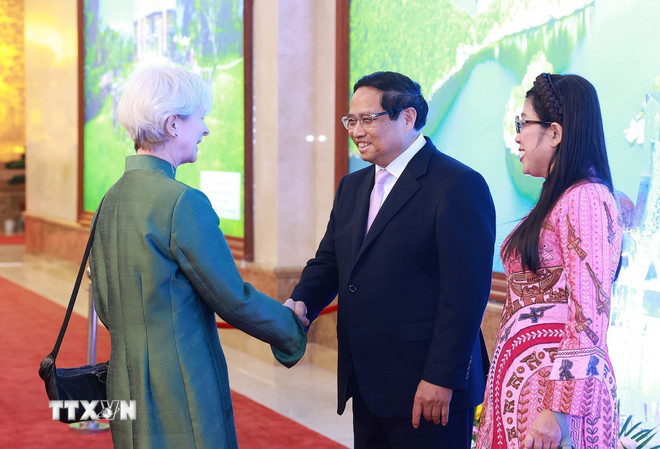 Thủ tướng Phạm Minh Chính và Phu nhân đón các Đại sứ, Trưởng đại diện các tổ chức quốc tế tại Hà Nội, Phu quân, Phu nhân tại buổi chiêu đãi. (Ảnh: Dương Giang/TTXVN) ttxvn-thu-tuong-chieu-dai-doan-ngoai-giao-6.jpg