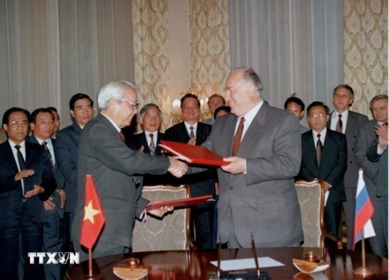 Thủ tướng Võ Văn Kiệt và Thủ tướng Viktor Chernomyrdin ký Hiệp ước về những nguyên tắc cơ bản của quan hệ hữu nghị giữa Việt Nam và Liên bang Nga (Moskva, 16/6/1994). (Ảnh: Minh Đạo/TTXVN) ttxvn-viet-nam-nga-1201-1.jpg