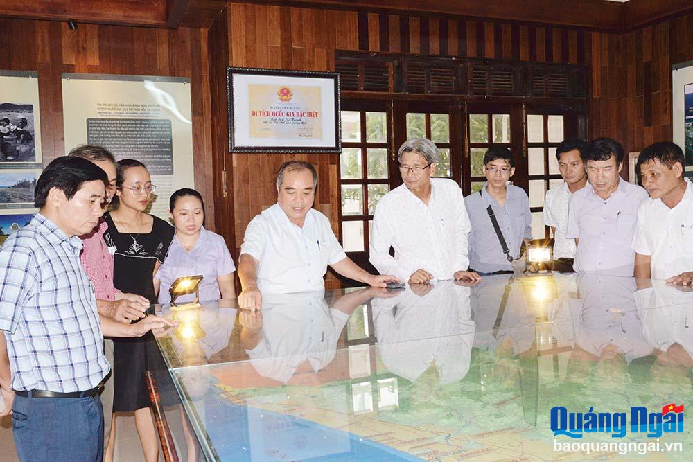 Phó Chủ tịch Thường trực UBND tỉnh Trần Hoàng Tuấn cùng lãnh đạo các sở, ngành khảo sát tại Nhà trưng bày Văn hóa Sa Huỳnh (TX.Đức Phổ).
Ảnh: THANH PHƯƠNG