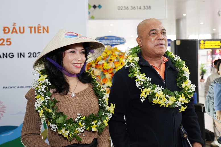 Vietnam Airlines chào đón những hành khách đầu tiên nhân dịp năm mới 2025 Vietnam Airlines chào đón những hành khách đầu tiên nhân dịp năm mới 2025