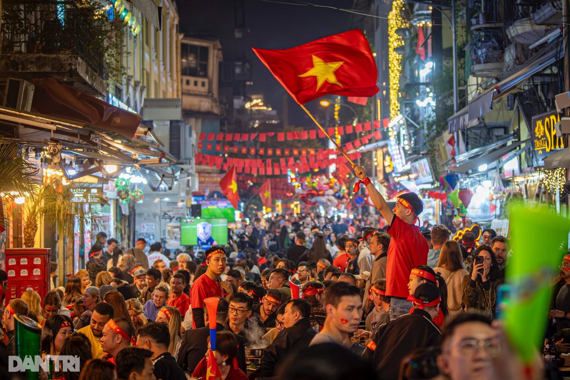 Người dân Thủ đô mở hội trên phố, mừng chức vô địch của tuyển Việt Nam - 1 Người dân Thủ đô mở hội trên phố, mừng chức vô địch của tuyển Việt Nam - 1