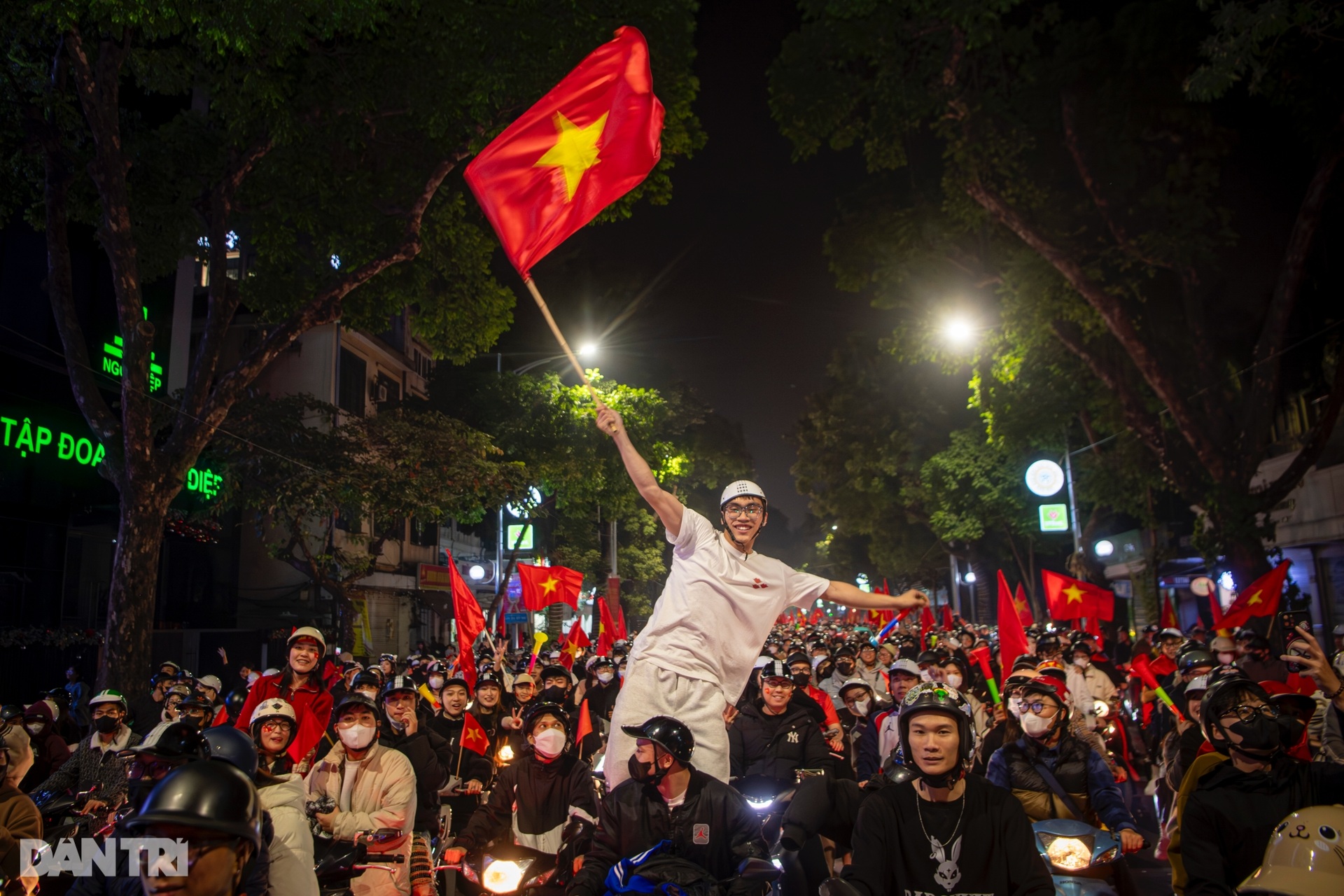 Người dân Thủ đô mở hội trên phố, mừng chức vô địch của tuyển Việt Nam - 9 Người dân Thủ đô mở hội trên phố, mừng chức vô địch của tuyển Việt Nam - 9