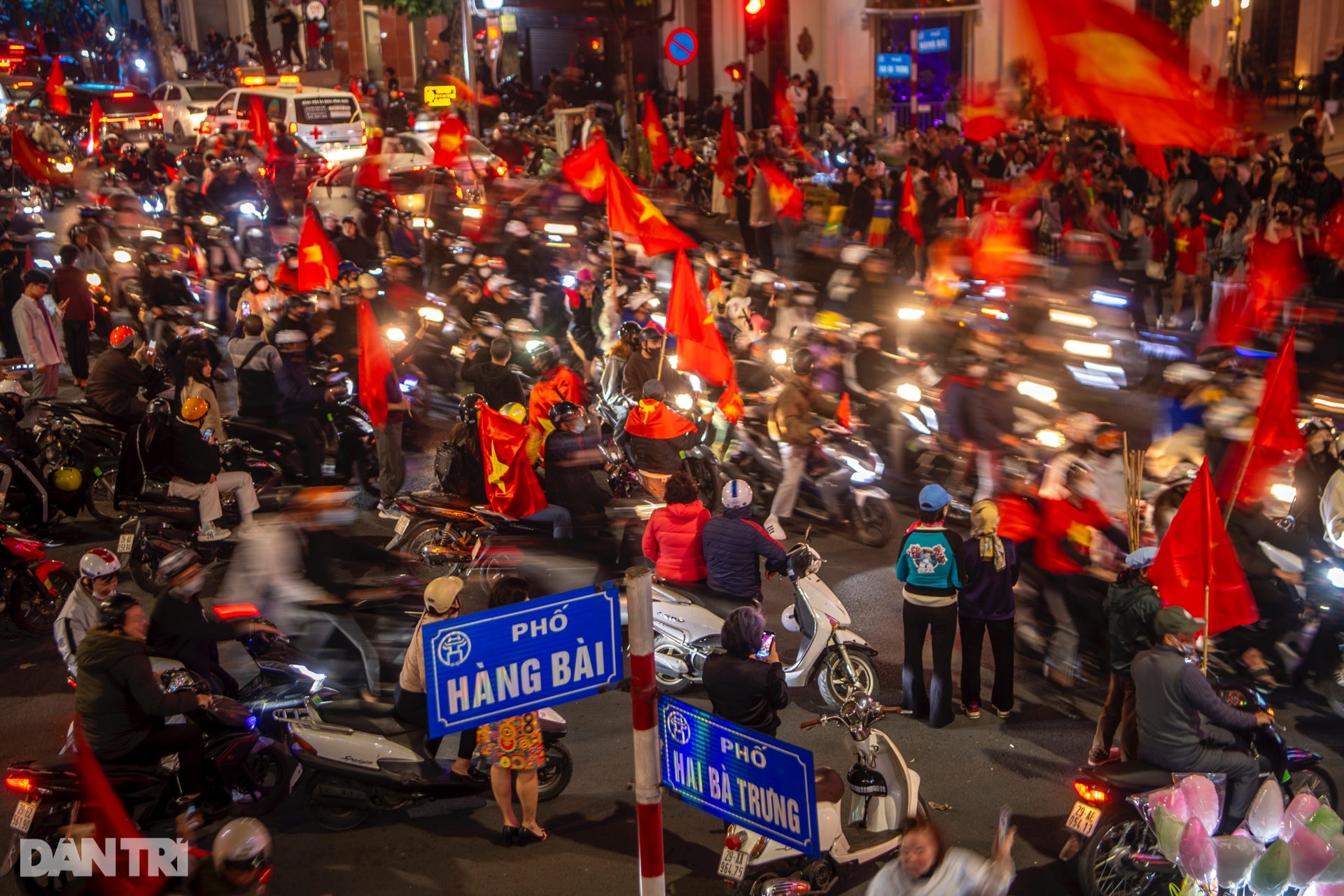 Người dân Thủ đô mở hội trên phố, mừng chức vô địch của tuyển Việt Nam - 4 Người dân Thủ đô mở hội trên phố, mừng chức vô địch của tuyển Việt Nam - 4