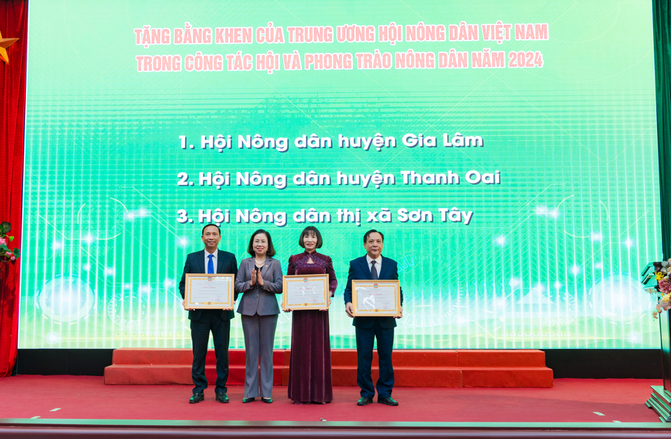 Phó Chủ tịch Trung ương Hội Nông dân Việt Nam Bùi Thị Thơm trao Bằng khen của Trung ương Hội cho 3 tập thể