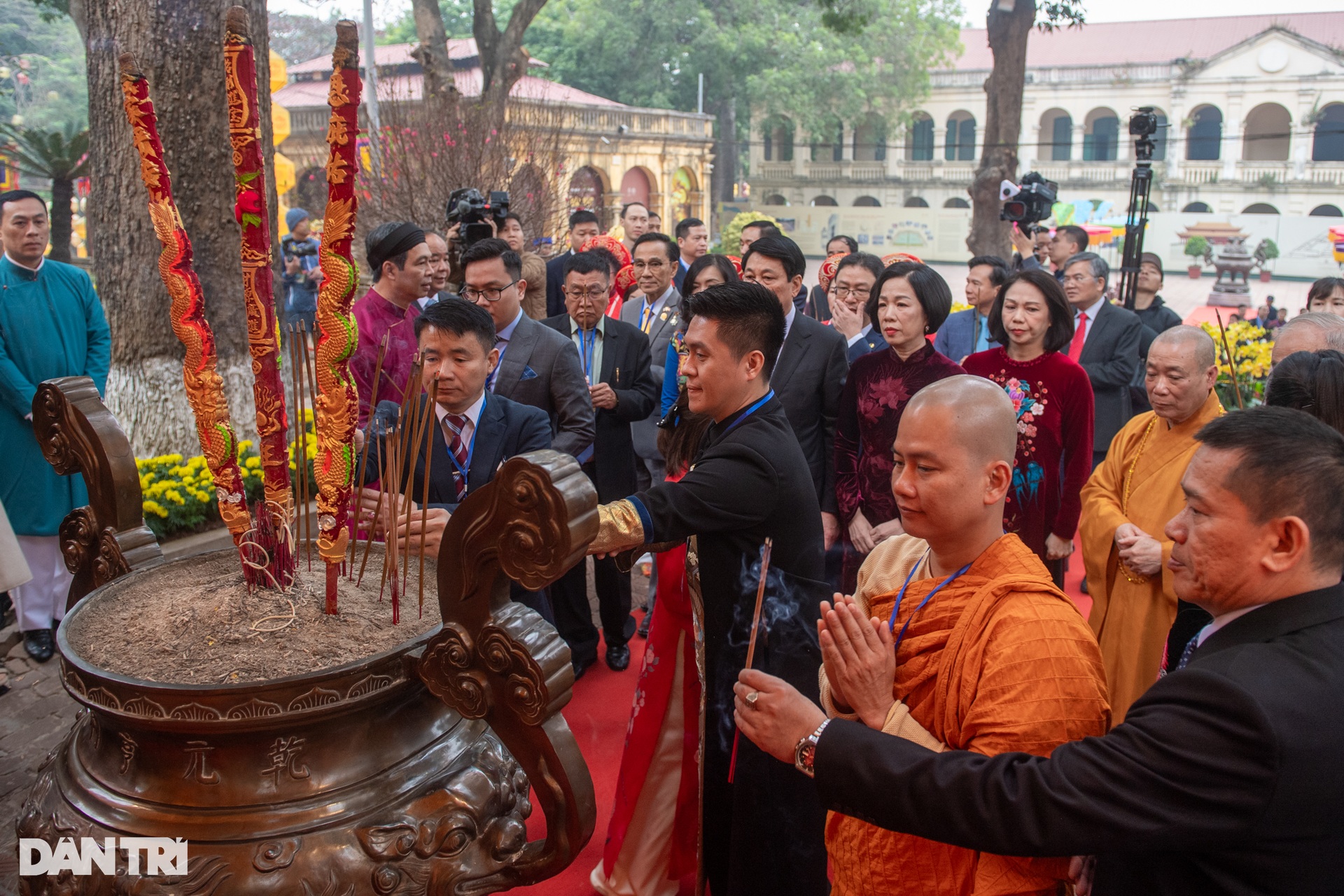 Chủ tịch nước Lương Cường thả cá vàng tiễn ông Công, ông Táo - 3 Chủ tịch nước Lương Cường thả cá vàng tiễn ông Công, ông Táo - 3