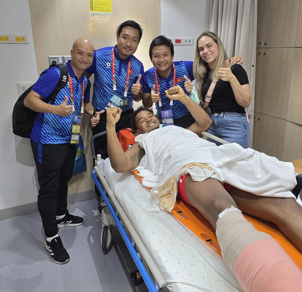 Xuân Son bị gãy xương ống đồng, ăn mừng ngôi vô địch từ bệnh viện - 3 Xuân Son bị gãy xương ống đồng, ăn mừng ngôi vô địch từ bệnh viện - 3