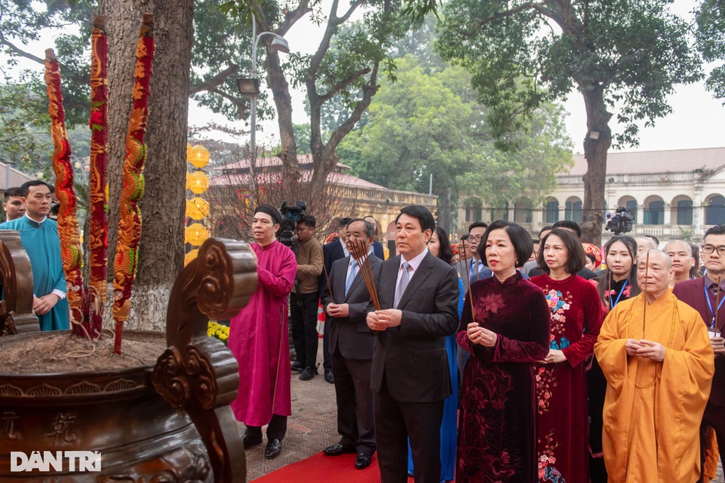 Chủ tịch nước cùng đại biểu kiều bào dâng hương tại Hoàng thành Thăng Long - 1 Chủ tịch nước cùng đại biểu kiều bào dâng hương tại Hoàng thành Thăng Long - 1