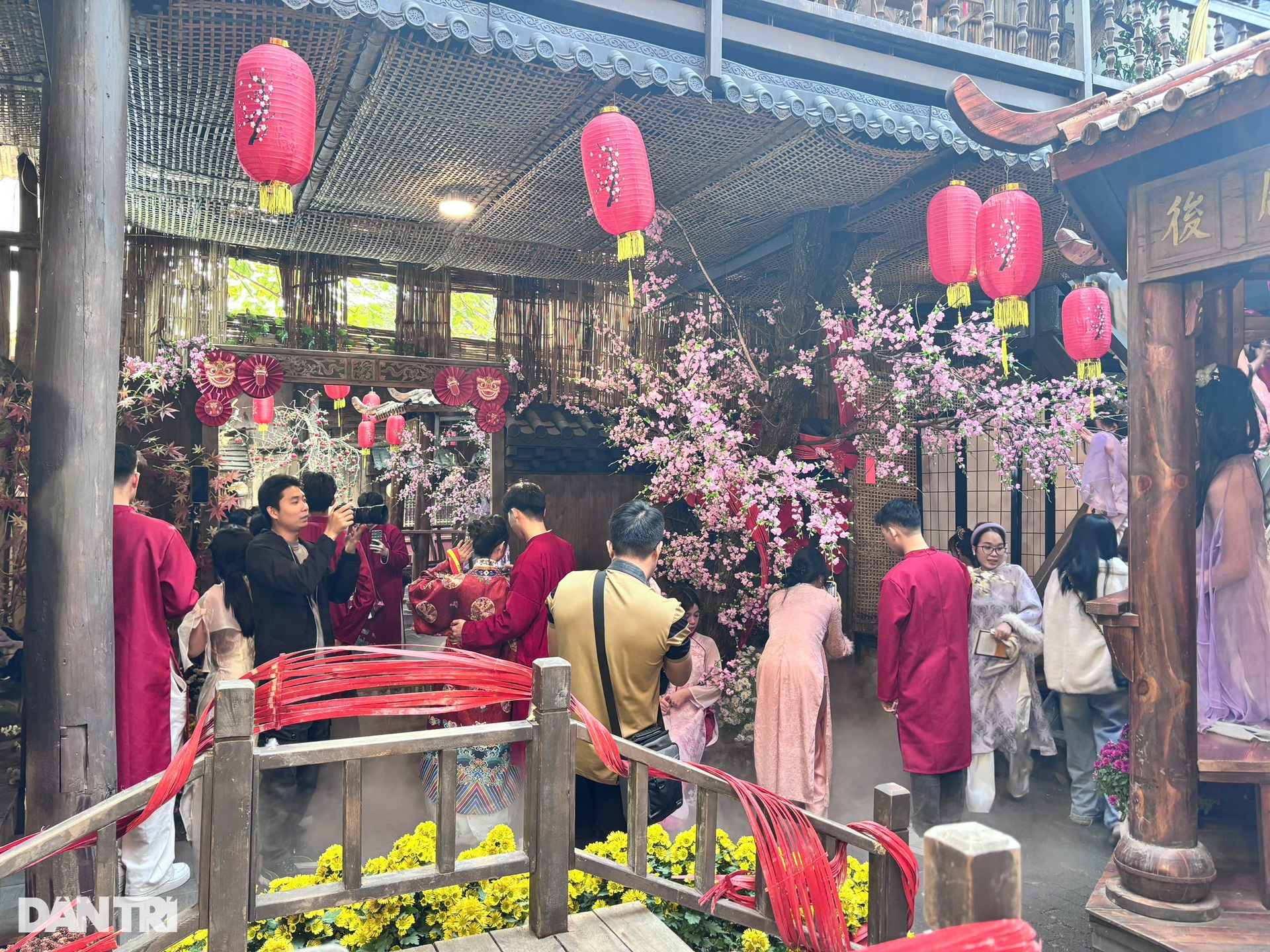 Giới trẻ xếp hàng từ 6h30, chờ 7 tiếng để chụp ảnh ở quán cà phê cổ trang - 2 Giới trẻ xếp hàng từ 6h30, chờ 7 tiếng để chụp ảnh ở quán cà phê cổ trang - 2