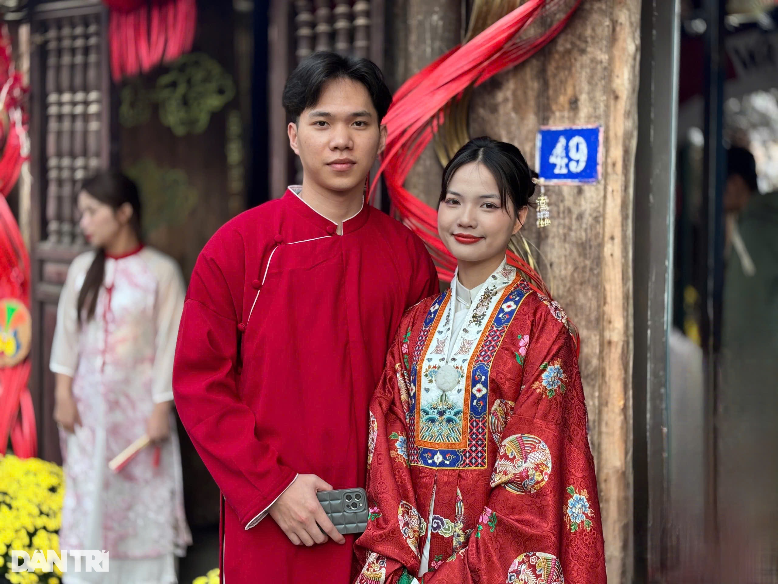 Giới trẻ xếp hàng từ 6h30, chờ 7 tiếng để chụp ảnh ở quán cà phê cổ trang - 4 Giới trẻ xếp hàng từ 6h30, chờ 7 tiếng để chụp ảnh ở quán cà phê cổ trang - 4